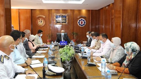 محافظ السويس خلال