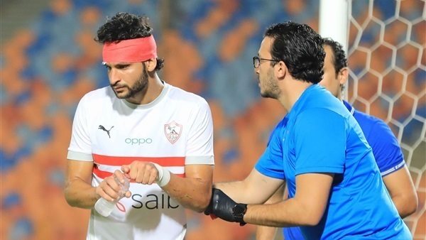 محمود علاء مع طبيب