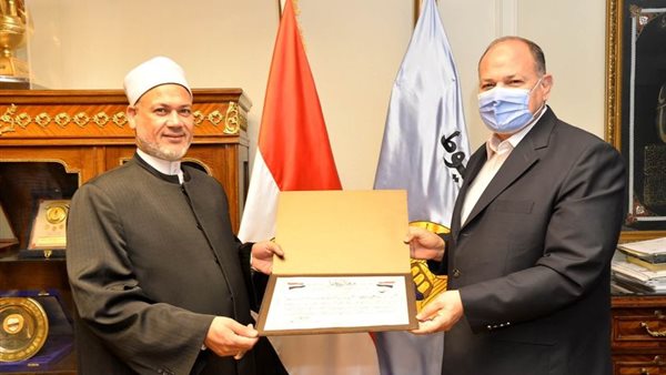 محافظ أسيوط يكرم