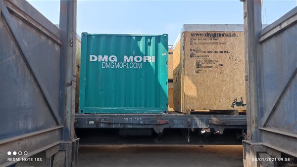 جانب من وصول الماكينات