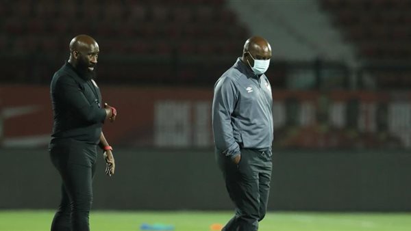 موسيماني مع معاونيه