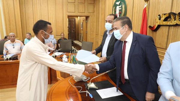 محافظ المنوفية يصافح