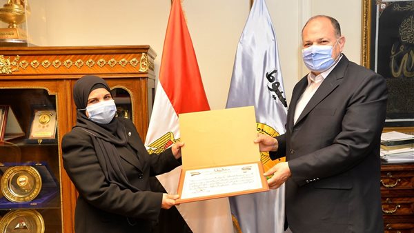 محافظ أسيوط يكرم