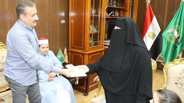 محافظ المنوفية أثناء