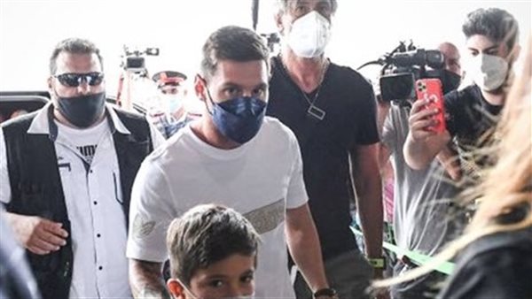 ميسى يصل مطار برشلونة