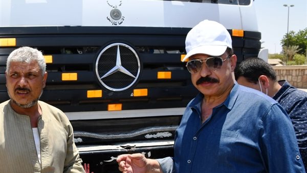 محافظ أسوان خلال