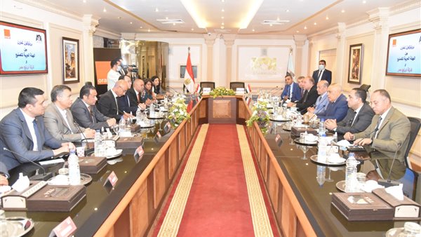 جانب من التوقيع 