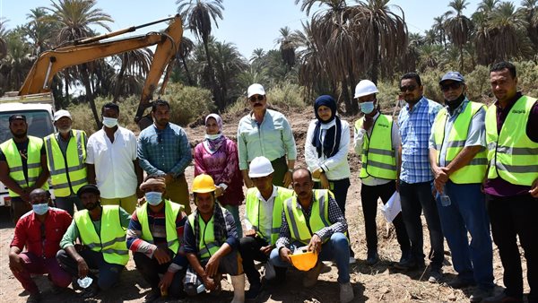 محافظ أسوان خلال