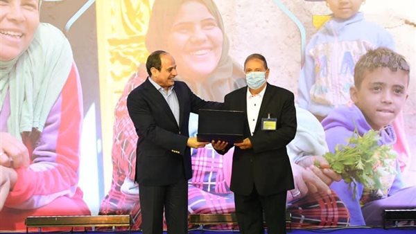 السيسي يسلم عدد من