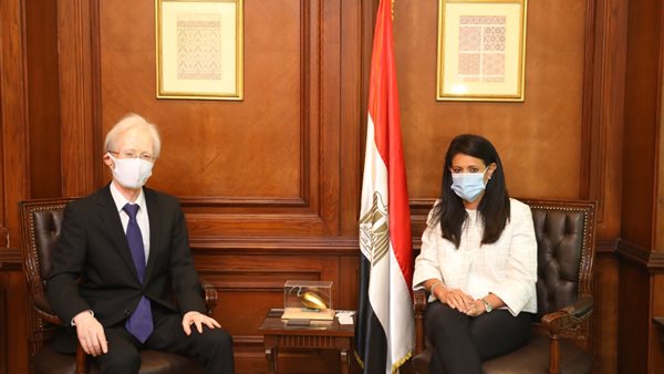 الوزيرة والسفير الياباني