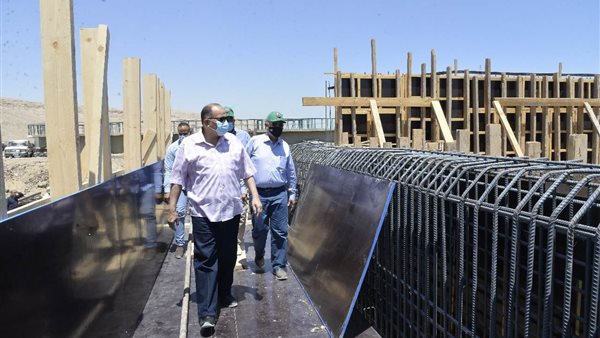 محافظ أسيوط خلال