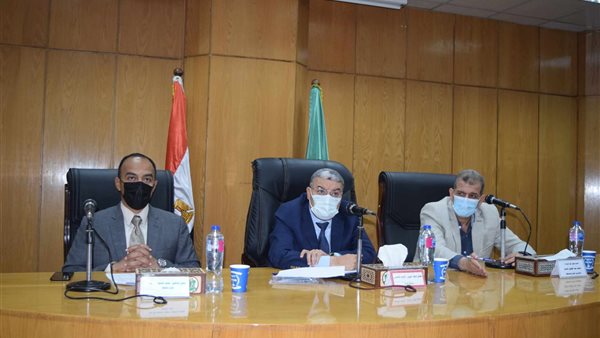 محافظ المنيا خلال