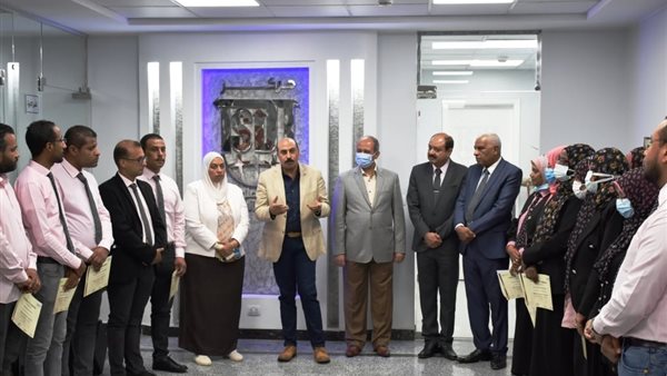 محافظ أسوان خلال