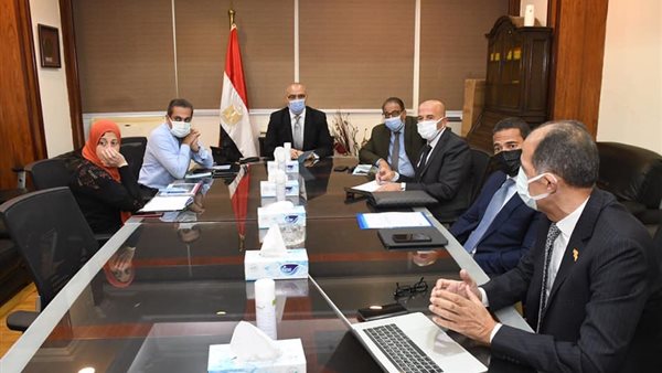 وزير الاسكان خلال