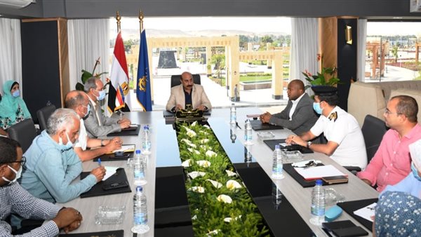 محافظ أسوان خلال