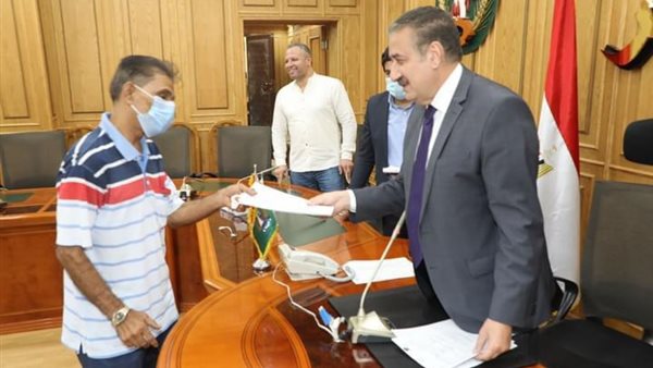 محافظ المنوفية يسلم