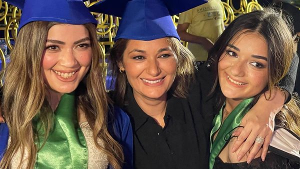 ملك وليلى مع والدتهم