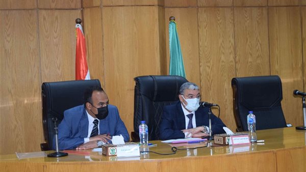 محافظ المنيا خلال