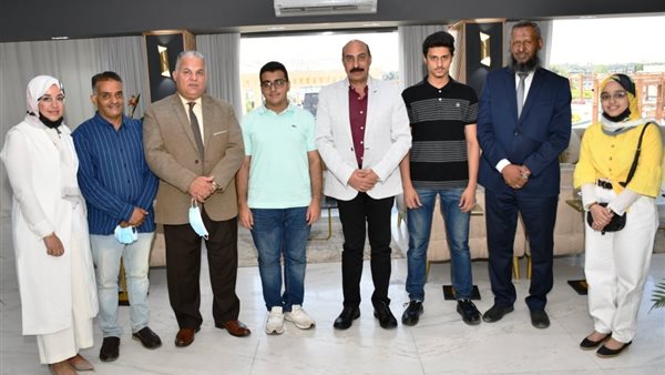 محافظ أسوان يكرم