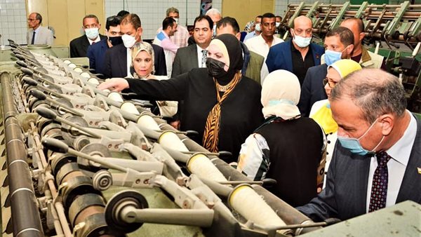 وزيرة الصناعة خلال