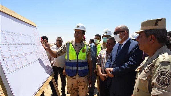 محافظ قنا خلال الجولة