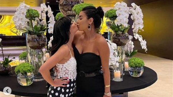 جوري بكر وشقيقتها