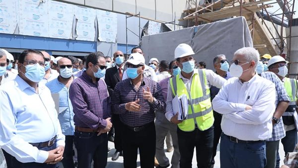 وزير النقل خلال الجولة