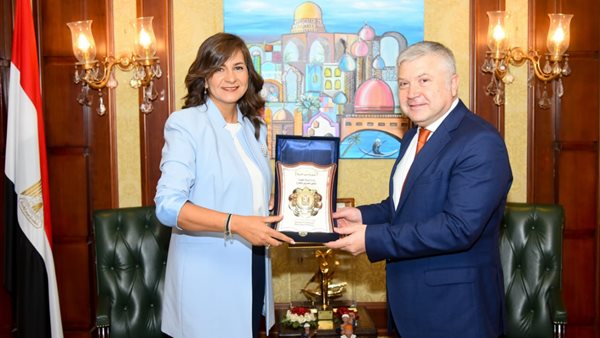 تكريم الوزيرة للسفير