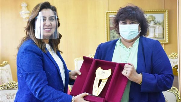 وزيرة الثقافة ومحافظ