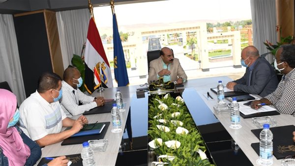 محافظ أسوان خلال