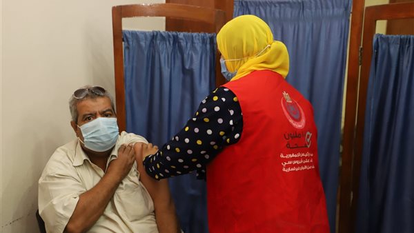 بدء تطعيم العاملين