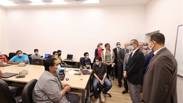 وزير الاتصالات خلال