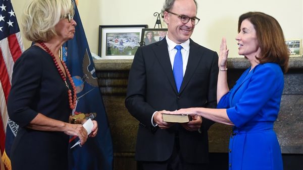 كاثي هوكول تؤدي اليمين