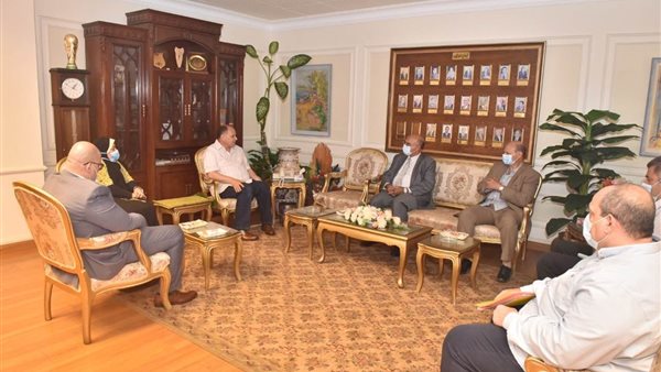 محافظ أسيوط خلال