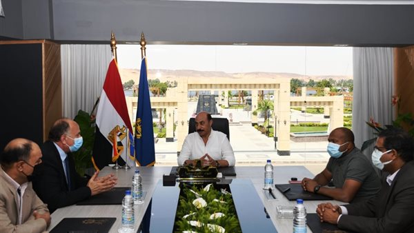 محافظ أسوان خلال