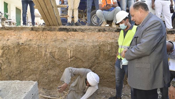 محافظ أسيوط خلال