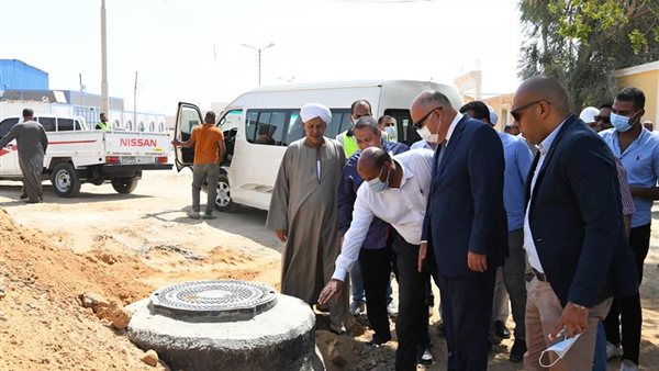 محافظ قنا خلال الجولة