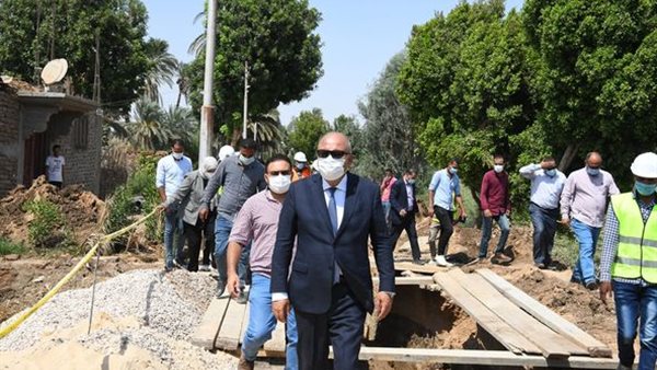 محافظ قنا خلال الجولة