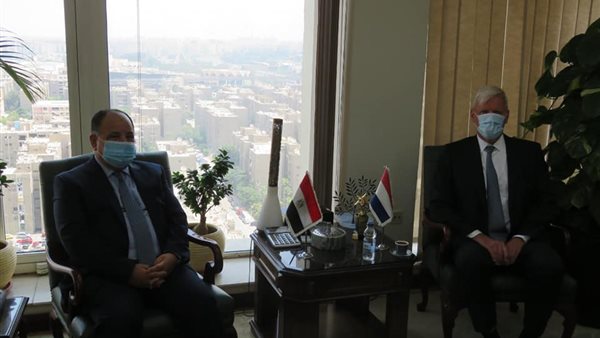 وزير المالية يلتقي