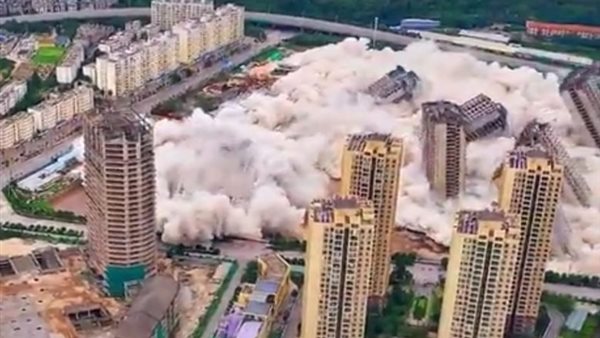 صور من إسقاط ناطحات