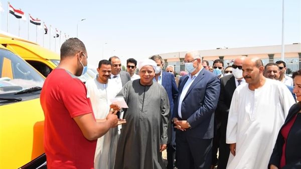 جانب من عملية التسليم