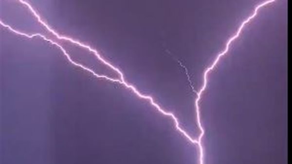 البرق يضرب برج الساعة