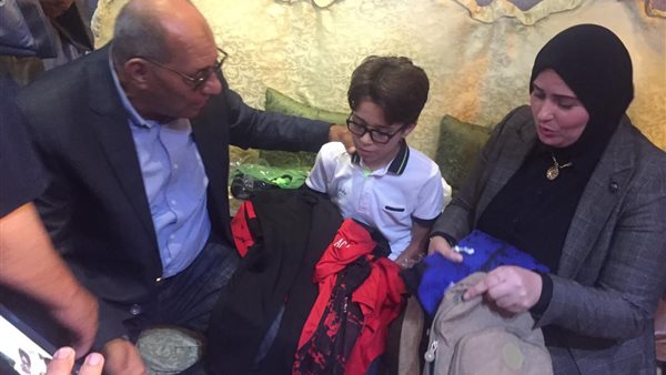 الطفل زياد يتوسط