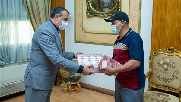 اهداء تابلت لطالبة