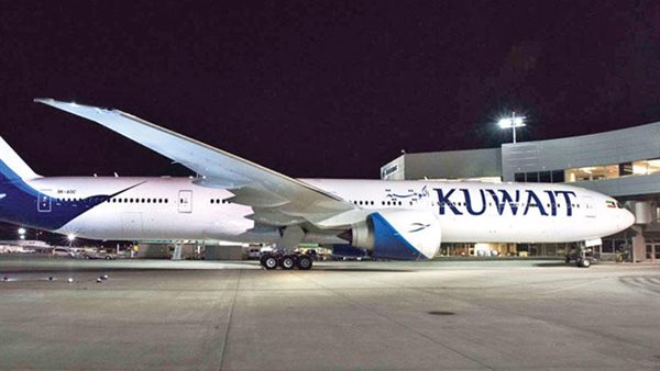 طائرة كويتية بمطار