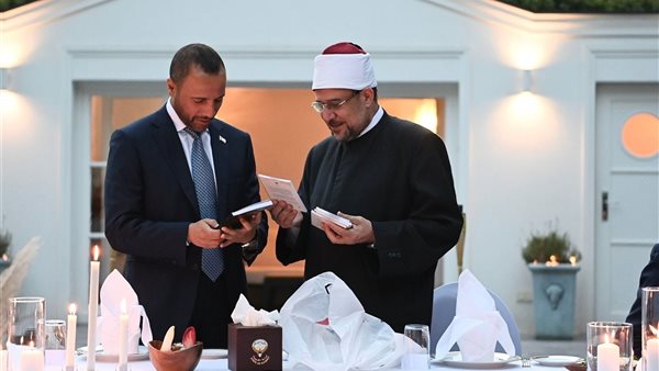 وزير الأوقاف يلتقي