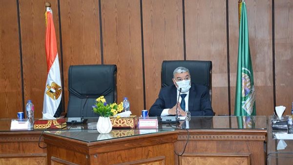 محافظ المنيا خلال