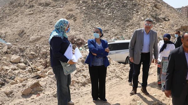 وزيرة البيئة خلال