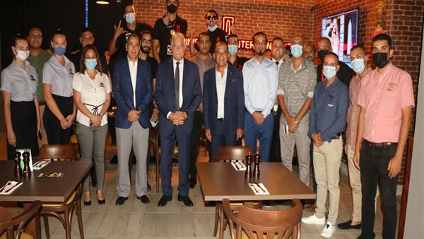 جانب من افتتاح المطعم