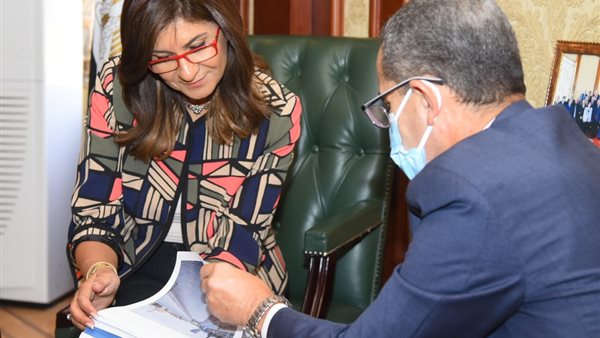 وزيرة الهجرة ومحافظ